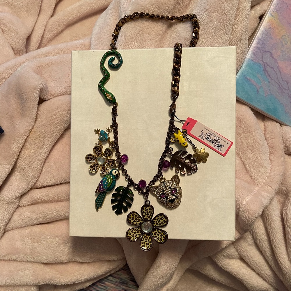 NWT NEVER WORN necklace